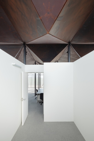 Tomohiro Sakashita, Nobuhiro Tsukada, Architects, japan, bro, office, fabrik, halle, fabrikhalle, produktionshalle, industrie, neubau, decke, corten, stahl, glas, modern, landschaft, grundriss, flexibel, groraumbro, Daiei Iron Works, eisen, Chiba, Minato, Futtsu,