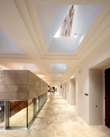 Bezuidenhoutseweg 30, KAAN Architecten, Neubau, Umbau, Fertigstellung, transformation, new building, office, Braaksma & Roos Architectenbureau, Holz, Stein, Leder, drehbare Fenster, Mosaik, Innenhof, Niderlande, 2017, Public Private Partnership, Baunetz, Baunetz-Meldung, Architektur, Architekt, architect, architecture, Architekt gesucht, Meldungen, architecture-news, Architektur Deutschland, deutsche Architekten, german architecture, young architects