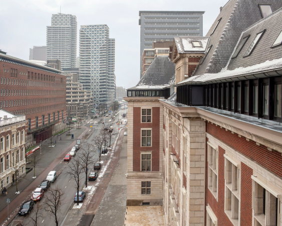 Bezuidenhoutseweg 30, KAAN Architecten, Neubau, Umbau, Fertigstellung, transformation, new building, office, Braaksma & Roos Architectenbureau, Holz, Stein, Leder, drehbare Fenster, Mosaik, Innenhof, Niderlande, 2017, Public Private Partnership, Baunetz, Baunetz-Meldung, Architektur, Architekt, architect, architecture, Architekt gesucht, Meldungen, architecture-news, Architektur Deutschland, deutsche Architekten, german architecture, young architects