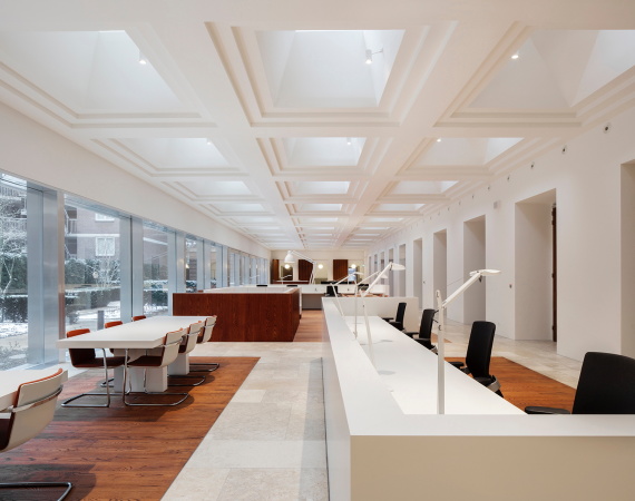 Bezuidenhoutseweg 30, KAAN Architecten, Neubau, Umbau, Fertigstellung, transformation, new building, office, Braaksma & Roos Architectenbureau, Holz, Stein, Leder, drehbare Fenster, Mosaik, Innenhof, Niderlande, 2017, Public Private Partnership, Baunetz, Baunetz-Meldung, Architektur, Architekt, architect, architecture, Architekt gesucht, Meldungen, architecture-news, Architektur Deutschland, deutsche Architekten, german architecture, young architects