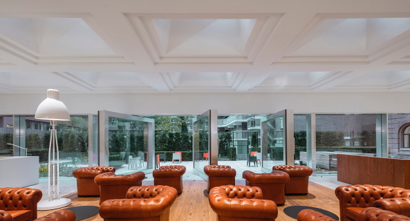 Bezuidenhoutseweg 30, KAAN Architecten, Neubau, Umbau, Fertigstellung, transformation, new building, office, Braaksma & Roos Architectenbureau, Holz, Stein, Leder, drehbare Fenster, Mosaik, Innenhof, Niderlande, 2017, Public Private Partnership, Baunetz, Baunetz-Meldung, Architektur, Architekt, architect, architecture, Architekt gesucht, Meldungen, architecture-news, Architektur Deutschland, deutsche Architekten, german architecture, young architects