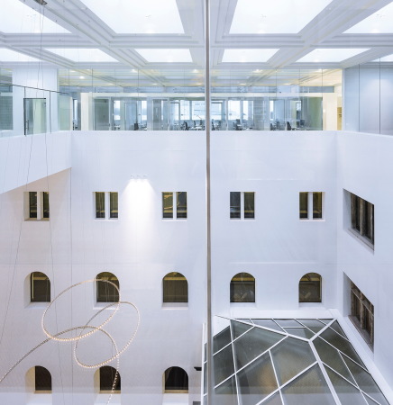 Bezuidenhoutseweg 30, KAAN Architecten, Neubau, Umbau, Fertigstellung, transformation, new building, office, Braaksma & Roos Architectenbureau, Holz, Stein, Leder, drehbare Fenster, Mosaik, Innenhof, Niderlande, 2017, Public Private Partnership, Baunetz, Baunetz-Meldung, Architektur, Architekt, architect, architecture, Architekt gesucht, Meldungen, architecture-news, Architektur Deutschland, deutsche Architekten, german architecture, young architects