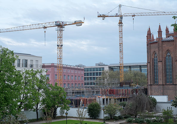 Ein Gerst mit Plane markiert seit 2004 das Grundstck der Bauakademie in Berlin.