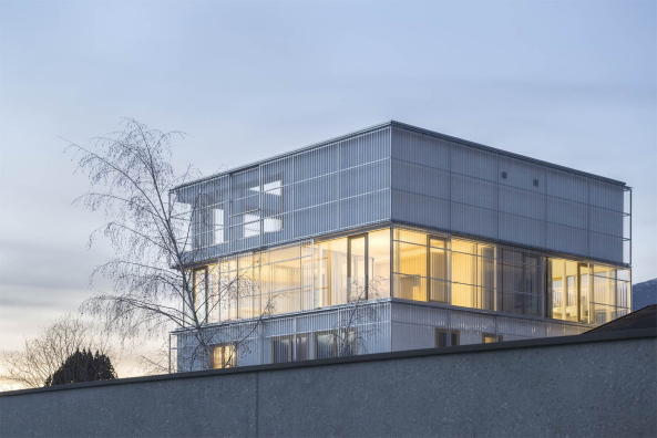 Stifter Bachmann, architekten, s�dtirol, wohnhaus, haus, wohnen, wohnungsbau, glas, glaswand, festverglasung, wei�, einbauschr�nke, architektur, berge, berg, hang, Atelier, holzwolle, handwerk, handwerksbetrieb, zweite haut, h�lle, umbau, umnutzung, sanierung, Angelika Bachmann, Helmut Stifter, Oliver Jaist, werkstatt