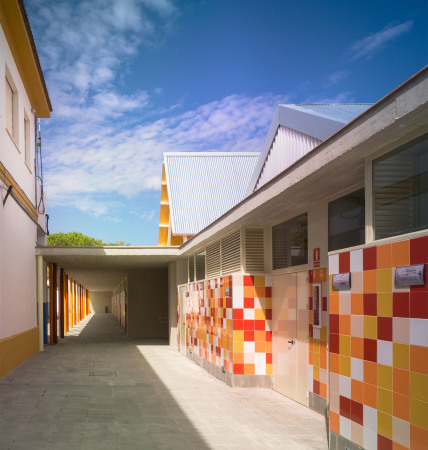 baunetz, architektur, architecture, spanien, andalusien, sdspanien, el saucejo, sevilla, autobahn, ackerland, stadtrand, ffentliche schule, schulbau, schulerweiterung, neubau, los sauces, mauer, schulgelnde, ergnzng, neuorganisation, erweiterungsbau, wettbewerb, 2012, gabriel verd arquitectos, gabriel verd, umstrukturierung schulgelnde, abriss, eingang, neubau, haupeingang, innenhof, vorplatz, pavillon, schulpavillon, klassenzimmer, spitzdach, dachkonstruktion, dachstruktur, merkzeichen, satteldach, kinderzeichnung, farbe, schrge dachstruktur, jess granada