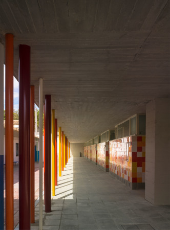 baunetz, architektur, architecture, spanien, andalusien, sdspanien, el saucejo, sevilla, autobahn, ackerland, stadtrand, ffentliche schule, schulbau, schulerweiterung, neubau, los sauces, mauer, schulgelnde, ergnzng, neuorganisation, erweiterungsbau, wettbewerb, 2012, gabriel verd arquitectos, gabriel verd, umstrukturierung schulgelnde, abriss, eingang, neubau, haupeingang, innenhof, vorplatz, pavillon, schulpavillon, klassenzimmer, spitzdach, dachkonstruktion, dachstruktur, merkzeichen, satteldach, kinderzeichnung, farbe, schrge dachstruktur, jess granada