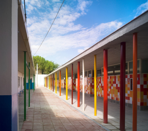 baunetz, architektur, architecture, spanien, andalusien, sdspanien, el saucejo, sevilla, autobahn, ackerland, stadtrand, ffentliche schule, schulbau, schulerweiterung, neubau, los sauces, mauer, schulgelnde, ergnzng, neuorganisation, erweiterungsbau, wettbewerb, 2012, gabriel verd arquitectos, gabriel verd, umstrukturierung schulgelnde, abriss, eingang, neubau, haupeingang, innenhof, vorplatz, pavillon, schulpavillon, klassenzimmer, spitzdach, dachkonstruktion, dachstruktur, merkzeichen, satteldach, kinderzeichnung, farbe, schrge dachstruktur, jess granada