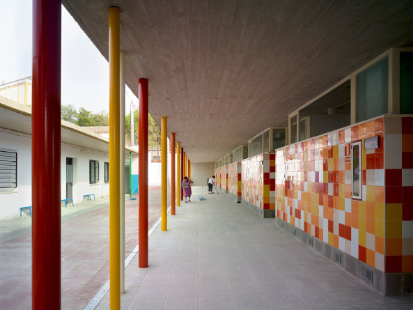 baunetz, architektur, architecture, spanien, andalusien, sdspanien, el saucejo, sevilla, autobahn, ackerland, stadtrand, ffentliche schule, schulbau, schulerweiterung, neubau, los sauces, mauer, schulgelnde, ergnzng, neuorganisation, erweiterungsbau, wettbewerb, 2012, gabriel verd arquitectos, gabriel verd, umstrukturierung schulgelnde, abriss, eingang, neubau, haupeingang, innenhof, vorplatz, pavillon, schulpavillon, klassenzimmer, spitzdach, dachkonstruktion, dachstruktur, merkzeichen, satteldach, kinderzeichnung, farbe, schrge dachstruktur, jess granada