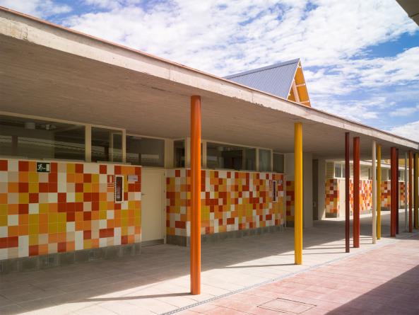 baunetz, architektur, architecture, spanien, andalusien, sdspanien, el saucejo, sevilla, autobahn, ackerland, stadtrand, ffentliche schule, schulbau, schulerweiterung, neubau, los sauces, mauer, schulgelnde, ergnzng, neuorganisation, erweiterungsbau, wettbewerb, 2012, gabriel verd arquitectos, gabriel verd, umstrukturierung schulgelnde, abriss, eingang, neubau, haupeingang, innenhof, vorplatz, pavillon, schulpavillon, klassenzimmer, spitzdach, dachkonstruktion, dachstruktur, merkzeichen, satteldach, kinderzeichnung, farbe, schrge dachstruktur, jess granada