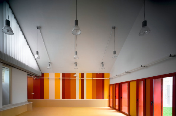 baunetz, architektur, architecture, spanien, andalusien, sdspanien, el saucejo, sevilla, autobahn, ackerland, stadtrand, ffentliche schule, schulbau, schulerweiterung, neubau, los sauces, mauer, schulgelnde, ergnzng, neuorganisation, erweiterungsbau, wettbewerb, 2012, gabriel verd arquitectos, gabriel verd, umstrukturierung schulgelnde, abriss, eingang, neubau, haupeingang, innenhof, vorplatz, pavillon, schulpavillon, klassenzimmer, spitzdach, dachkonstruktion, dachstruktur, merkzeichen, satteldach, kinderzeichnung, farbe, schrge dachstruktur, jess granada