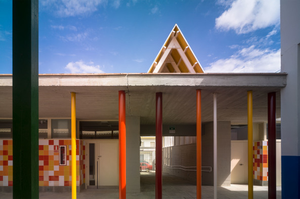 baunetz, architektur, architecture, spanien, andalusien, sdspanien, el saucejo, sevilla, autobahn, ackerland, stadtrand, ffentliche schule, schulbau, schulerweiterung, neubau, los sauces, mauer, schulgelnde, ergnzng, neuorganisation, erweiterungsbau, wettbewerb, 2012, gabriel verd arquitectos, gabriel verd, umstrukturierung schulgelnde, abriss, eingang, neubau, haupeingang, innenhof, vorplatz, pavillon, schulpavillon, klassenzimmer, spitzdach, dachkonstruktion, dachstruktur, merkzeichen, satteldach, kinderzeichnung, farbe, schrge dachstruktur, jess granada