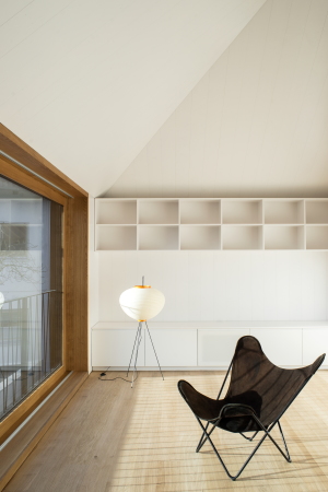 baunetz, architektur, architecture, haus, Wohnhaus, Wohnen, Privathaus, EInfamilienhaus, house, schweiz, bodensee, satteldach, sichtbeton, ffnung, introvertiert, becker, umbricht, garten, untypisches wohnhaus, raumsystem, grundrissorganisation, henrik becker, michael umbricht, konzeptuell, oberlicht, schlafbereich, sauna, tiefgarage, hans schrmann