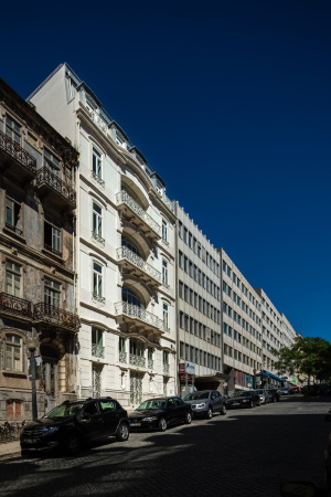 portugal, Appleton e Domingos, arquitectos, architekten, da fonseca 49, beton, umbau, brand, ausgebrannt, historisch, bestand, art nouveau, jugenstil, fassade, stadthaus, wohnhaus, appartment, umbau, ausbau, wei, holz