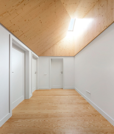 portugal, Appleton e Domingos, arquitectos, architekten, da fonseca 49, beton, umbau, brand, ausgebrannt, historisch, bestand, art nouveau, jugenstil, fassade, stadthaus, wohnhaus, appartment, umbau, ausbau, wei, holz