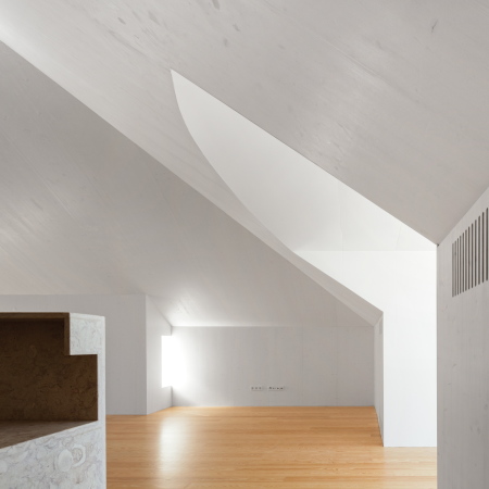 portugal, Appleton e Domingos, arquitectos, architekten, da fonseca 49, beton, umbau, brand, ausgebrannt, historisch, bestand, art nouveau, jugenstil, fassade, stadthaus, wohnhaus, appartment, umbau, ausbau, wei, holz