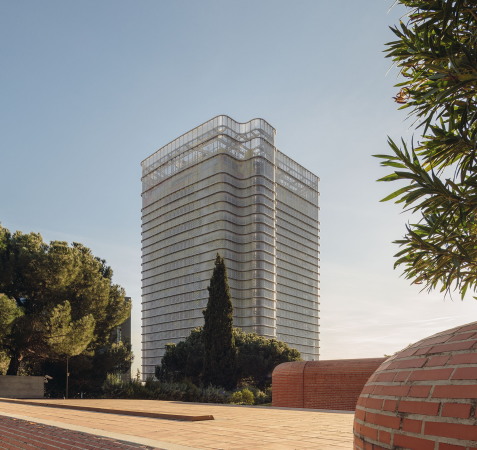 baunetz, architektur, architecture, umbau, sanierung, fassade, hotel, madrid, spanien, preisgnstig, ruiz barbarin arquitectos, ncr gebude, ncr building, hochhaus, nachkriegsmoderne, nachkriegsarchitektur, verwaltungszentrale, ilunion, hotelkette, viersternenhotel, lage, ringstrae, M-30, Torrespaa, IBM madrid, modernisierung, erscheinung, neugestaltung, energiekonzet, Auenschicht, hlle, gradation, belichtung, auenbelichtung, farbe, Imagen Subliminal, Miguel de Guzmn, Rocio Romero