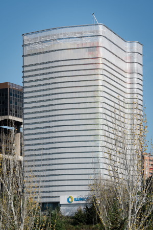 baunetz, architektur, architecture, umbau, sanierung, fassade, hotel, madrid, spanien, preisgnstig, ruiz barbarin arquitectos, ncr gebude, ncr building, hochhaus, nachkriegsmoderne, nachkriegsarchitektur, verwaltungszentrale, ilunion, hotelkette, viersternenhotel, lage, ringstrae, M-30, Torrespaa, IBM madrid, modernisierung, erscheinung, neugestaltung, energiekonzet, Auenschicht, hlle, gradation, belichtung, auenbelichtung, farbe, Imagen Subliminal, Miguel de Guzmn, Rocio Romero
