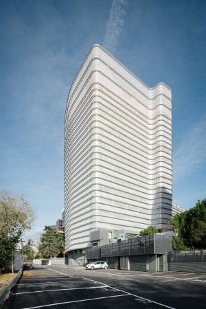 baunetz, architektur, architecture, umbau, sanierung, fassade, hotel, madrid, spanien, preisgnstig, ruiz barbarin arquitectos, ncr gebude, ncr building, hochhaus, nachkriegsmoderne, nachkriegsarchitektur, verwaltungszentrale, ilunion, hotelkette, viersternenhotel, lage, ringstrae, M-30, Torrespaa, IBM madrid, modernisierung, erscheinung, neugestaltung, energiekonzet, Auenschicht, hlle, gradation, belichtung, auenbelichtung, farbe, Imagen Subliminal, Miguel de Guzmn, Rocio Romero