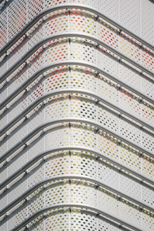 baunetz, architektur, architecture, umbau, sanierung, fassade, hotel, madrid, spanien, preisgnstig, ruiz barbarin arquitectos, ncr gebude, ncr building, hochhaus, nachkriegsmoderne, nachkriegsarchitektur, verwaltungszentrale, ilunion, hotelkette, viersternenhotel, lage, ringstrae, M-30, Torrespaa, IBM madrid, modernisierung, erscheinung, neugestaltung, energiekonzet, Auenschicht, hlle, gradation, belichtung, auenbelichtung, farbe, Imagen Subliminal, Miguel de Guzmn, Rocio Romero