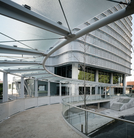 baunetz, architektur, architecture, umbau, sanierung, fassade, hotel, madrid, spanien, preisgnstig, ruiz barbarin arquitectos, ncr gebude, ncr building, hochhaus, nachkriegsmoderne, nachkriegsarchitektur, verwaltungszentrale, ilunion, hotelkette, viersternenhotel, lage, ringstrae, M-30, Torrespaa, IBM madrid, modernisierung, erscheinung, neugestaltung, energiekonzet, Auenschicht, hlle, gradation, belichtung, auenbelichtung, farbe, Imagen Subliminal, Miguel de Guzmn, Rocio Romero