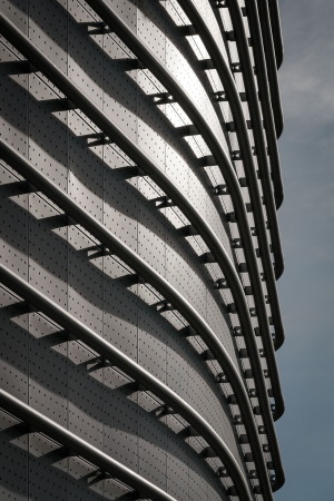 baunetz, architektur, architecture, umbau, sanierung, fassade, hotel, madrid, spanien, preisgnstig, ruiz barbarin arquitectos, ncr gebude, ncr building, hochhaus, nachkriegsmoderne, nachkriegsarchitektur, verwaltungszentrale, ilunion, hotelkette, viersternenhotel, lage, ringstrae, M-30, Torrespaa, IBM madrid, modernisierung, erscheinung, neugestaltung, energiekonzet, Auenschicht, hlle, gradation, belichtung, auenbelichtung, farbe, Imagen Subliminal, Miguel de Guzmn, Rocio Romero