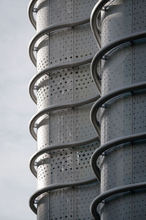 baunetz, architektur, architecture, umbau, sanierung, fassade, hotel, madrid, spanien, preisgnstig, ruiz barbarin arquitectos, ncr gebude, ncr building, hochhaus, nachkriegsmoderne, nachkriegsarchitektur, verwaltungszentrale, ilunion, hotelkette, viersternenhotel, lage, ringstrae, M-30, Torrespaa, IBM madrid, modernisierung, erscheinung, neugestaltung, energiekonzet, Auenschicht, hlle, gradation, belichtung, auenbelichtung, farbe, Imagen Subliminal, Miguel de Guzmn, Rocio Romero