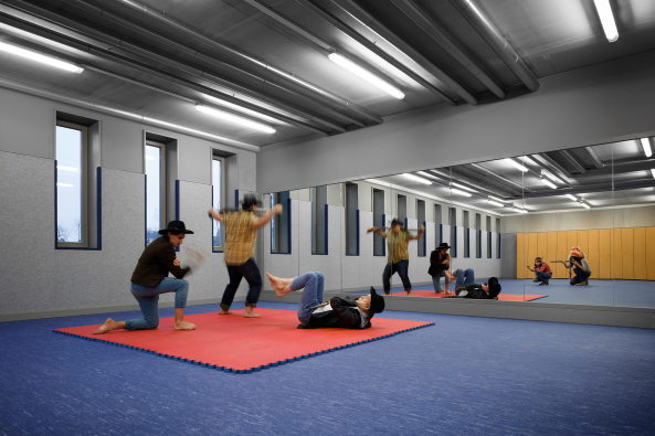 Baunetz, Meldung, halb vier, Architektur, Polizei, Polizei Sachsen, Sachsen, Raumschieanlage, Schiestand, Training, Schulz und Schulz Architekten, Polizei 2020, Beton, Indianer, cowboy, Tomasz Lewandowski, Dresdener Schauspielensemble