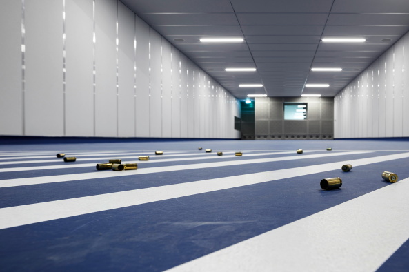 Baunetz, Meldung, halb vier, Architektur, Polizei, Polizei Sachsen, Sachsen, Raumschieanlage, Schiestand, Training, Schulz und Schulz Architekten, Polizei 2020, Beton, Indianer, cowboy, Tomasz Lewandowski, Dresdener Schauspielensemble