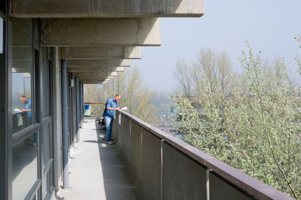 Sanierung, NL Architects, Bijlmermeer, Mies van der Rohe Award, Kleiburg, CIAM, Charta von Athen, Amsterdam Zuidost, Fop Ottenhof, Siegfried Nassuth, XVW Architectuur, DIY, Selbstausbau, Nachkriegsmoderne, Waschbeton, de FLAT, Stijn Poelstra, Marcel van der Burg