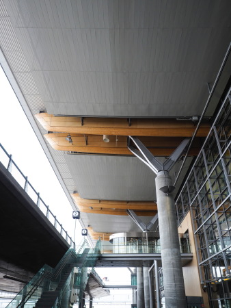 Baunetz, Architektur, Meldungen, Nordic - Office of Architecture, Oslo, Norwegen, Flughafen, Erweiterung, Terminal, Oslo Airport, Ausbau, BREEAM excellent, Nachhaltigkeit, Sustainability, Holz, Recycling, Stahl, Beton, Passivhaus, abgerundetes Dach