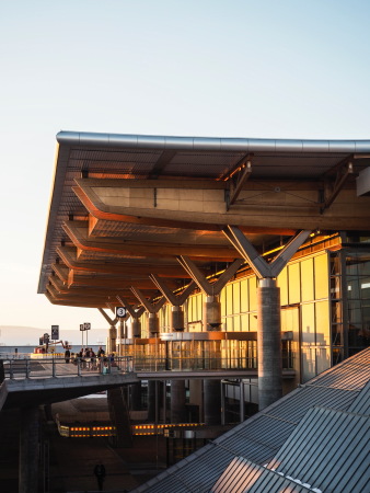 Baunetz, Architektur, Meldungen, Nordic - Office of Architecture, Oslo, Norwegen, Flughafen, Erweiterung, Terminal, Oslo Airport, Ausbau, BREEAM excellent, Nachhaltigkeit, Sustainability, Holz, Recycling, Stahl, Beton, Passivhaus, abgerundetes Dach