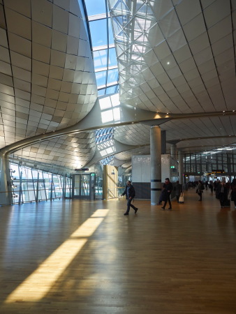 Baunetz, Architektur, Meldungen, Nordic - Office of Architecture, Oslo, Norwegen, Flughafen, Erweiterung, Terminal, Oslo Airport, Ausbau, BREEAM excellent, Nachhaltigkeit, Sustainability, Holz, Recycling, Stahl, Beton, Passivhaus, abgerundetes Dach