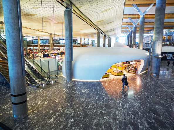 Baunetz, Architektur, Meldungen, Nordic - Office of Architecture, Oslo, Norwegen, Flughafen, Erweiterung, Terminal, Oslo Airport, Ausbau, BREEAM excellent, Nachhaltigkeit, Sustainability, Holz, Recycling, Stahl, Beton, Passivhaus, abgerundetes Dach