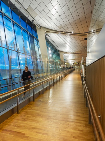 Baunetz, Architektur, Meldungen, Nordic - Office of Architecture, Oslo, Norwegen, Flughafen, Erweiterung, Terminal, Oslo Airport, Ausbau, BREEAM excellent, Nachhaltigkeit, Sustainability, Holz, Recycling, Stahl, Beton, Passivhaus, abgerundetes Dach