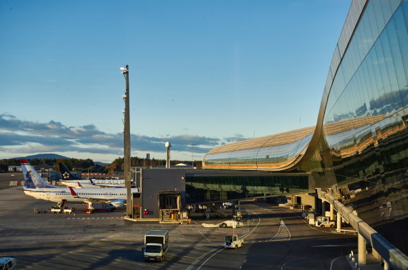 Baunetz, Architektur, Meldungen, Nordic - Office of Architecture, Oslo, Norwegen, Flughafen, Erweiterung, Terminal, Oslo Airport, Ausbau, BREEAM excellent, Nachhaltigkeit, Sustainability, Holz, Recycling, Stahl, Beton, Passivhaus, abgerundetes Dach