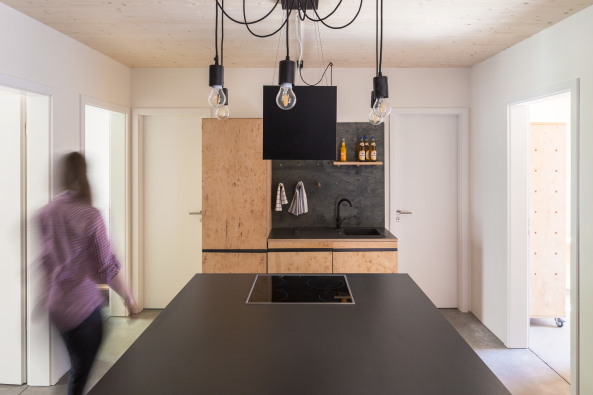 Baunetz, Meldungen, Halb vier, Architektur, Berlin, SEHW Architektur, Moabit, Berlin Moabit, Remise, Hinterhof, Holzbau, Shared Living, Geteiltes Wohnen, fnf Geschosse, Schottenbauweise, Schottenbau, Holz-Massiv-Elemente, Philipp Obkircher