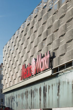 Joerg Maxzin, Baunetz, Meldung, Architektur, Deutschland, Germany, architecture, Dortmund, Hrde, Mediamarkt, Nattler, Elekrofachmarkt, Kaufhaus, Einzelhandel, shopping, Fassade, Welle, gewellt, wave, Streckmetall, bedruckt, printed, Michael Rasche