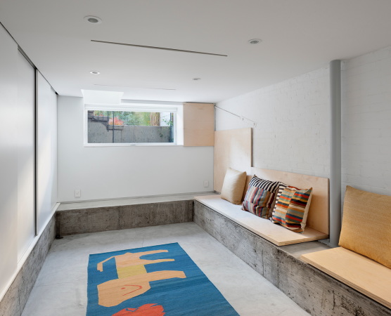 Baunetz, Meldung, Architektur, architecture, Kanada, Toronto, Aleph-Bau, Tom Arban, Kunaal Mohan, Reihenhaus, row house, Umbau, renovation, extension, Erweiterung, 12 Tacoma Avenue, Aluminium, Verkleidung, cladding, Einfamilienhaus, town house, Bauen im Bestand