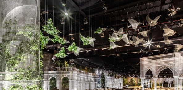 Baunetz, Meldung, Architektur, architecture, Inszenierung, Szenografie, Theater, Gitter, Licht, grid, light, Renaissance, Fest, Dekoration, decoration, B�hne, stage, Bankett, banquet, Abu Dhabi, Vereinigte Arabische Emirate, Edoardo Tresoldi, Roberto Conte