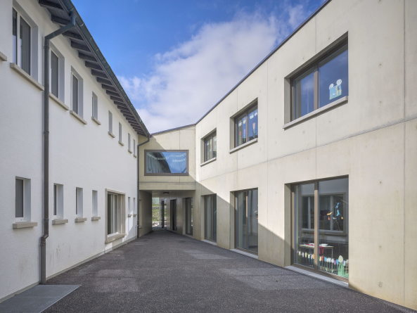 baunetz, architektur, architecture, schweiz, swiss, erweiterung, erweiterungsbau, primarschule, schule, schulerweiterung, evilard, leubringen, biel, gemeindeschule, mont blac, sprachgrenze, deutsch, franzsisch, zweispachige schule, realisierungswettbewerb, schulerneuerung, umbau, neubau, erweiterung, penny lane, dolmus architekten, bestansbau, schulgebude, schulanlage, zweigeschossig, langgestreckt, passerelle, raumbrcke, zwischenhof, innenhof, schulhof, auenbereich, tagesschule, klassenzimmer, belichtung, lichtverhltniss, zirkulation, korridor, sichtbeton, gelb, erweiterunsbau, Aytac Pekdemir, Rolf Siegenthaler