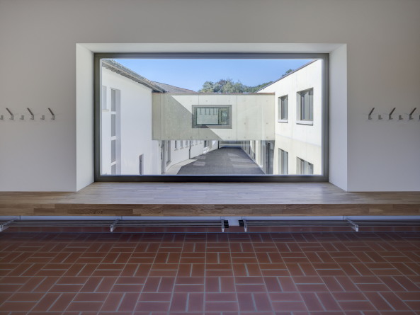 baunetz, architektur, architecture, schweiz, swiss, erweiterung, erweiterungsbau, primarschule, schule, schulerweiterung, evilard, leubringen, biel, gemeindeschule, mont blac, sprachgrenze, deutsch, franzsisch, zweispachige schule, realisierungswettbewerb, schulerneuerung, umbau, neubau, erweiterung, penny lane, dolmus architekten, bestansbau, schulgebude, schulanlage, zweigeschossig, langgestreckt, passerelle, raumbrcke, zwischenhof, innenhof, schulhof, auenbereich, tagesschule, klassenzimmer, belichtung, lichtverhltniss, zirkulation, korridor, sichtbeton, gelb, erweiterunsbau, Aytac Pekdemir, Rolf Siegenthaler