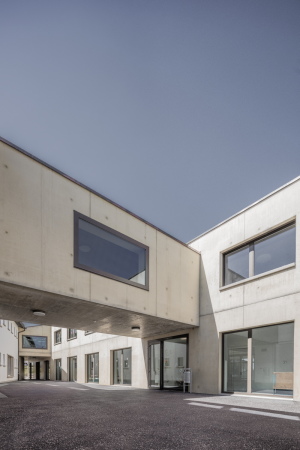 baunetz, architektur, architecture, schweiz, swiss, erweiterung, erweiterungsbau, primarschule, schule, schulerweiterung, evilard, leubringen, biel, gemeindeschule, mont blac, sprachgrenze, deutsch, franzsisch, zweispachige schule, realisierungswettbewerb, schulerneuerung, umbau, neubau, erweiterung, penny lane, dolmus architekten, bestansbau, schulgebude, schulanlage, zweigeschossig, langgestreckt, passerelle, raumbrcke, zwischenhof, innenhof, schulhof, auenbereich, tagesschule, klassenzimmer, belichtung, lichtverhltniss, zirkulation, korridor, sichtbeton, gelb, erweiterunsbau, Aytac Pekdemir, Rolf Siegenthaler