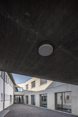 baunetz, architektur, architecture, schweiz, swiss, erweiterung, erweiterungsbau, primarschule, schule, schulerweiterung, evilard, leubringen, biel, gemeindeschule, mont blac, sprachgrenze, deutsch, franzsisch, zweispachige schule, realisierungswettbewerb, schulerneuerung, umbau, neubau, erweiterung, penny lane, dolmus architekten, bestansbau, schulgebude, schulanlage, zweigeschossig, langgestreckt, passerelle, raumbrcke, zwischenhof, innenhof, schulhof, auenbereich, tagesschule, klassenzimmer, belichtung, lichtverhltniss, zirkulation, korridor, sichtbeton, gelb, erweiterunsbau, Aytac Pekdemir, Rolf Siegenthaler