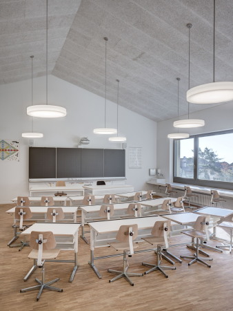 baunetz, architektur, architecture, schweiz, swiss, erweiterung, erweiterungsbau, primarschule, schule, schulerweiterung, evilard, leubringen, biel, gemeindeschule, mont blac, sprachgrenze, deutsch, franzsisch, zweispachige schule, realisierungswettbewerb, schulerneuerung, umbau, neubau, erweiterung, penny lane, dolmus architekten, bestansbau, schulgebude, schulanlage, zweigeschossig, langgestreckt, passerelle, raumbrcke, zwischenhof, innenhof, schulhof, auenbereich, tagesschule, klassenzimmer, belichtung, lichtverhltniss, zirkulation, korridor, sichtbeton, gelb, erweiterunsbau, Aytac Pekdemir, Rolf Siegenthaler