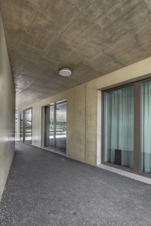 baunetz, architektur, architecture, schweiz, swiss, erweiterung, erweiterungsbau, primarschule, schule, schulerweiterung, evilard, leubringen, biel, gemeindeschule, mont blac, sprachgrenze, deutsch, franzsisch, zweispachige schule, realisierungswettbewerb, schulerneuerung, umbau, neubau, erweiterung, penny lane, dolmus architekten, bestansbau, schulgebude, schulanlage, zweigeschossig, langgestreckt, passerelle, raumbrcke, zwischenhof, innenhof, schulhof, auenbereich, tagesschule, klassenzimmer, belichtung, lichtverhltniss, zirkulation, korridor, sichtbeton, gelb, erweiterunsbau, Aytac Pekdemir, Rolf Siegenthaler