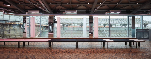 Baunetz, Meldungen, Architektur, architecture, AMO, Prada, Rem Kohlhaas, Mailand, Milano, Mode, Fashion, Laufsteg, Catwalk, Kollektion SS 2018, collection, Galleria Vittorio Emanuele II, Fondazione Prada, Model, runway, fashion show, fashion week, pink, mirror