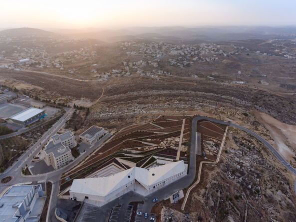 Architektur, Baunetz, Meldungen, Projekte, Palstina, Birzeit, Naher Osten, Heneghan Peng Architects, The Palestinian Museum, Westbank, Landschaft, Terrassen, Kaskade, Stufen, Feldstein, agricultural heritage, Amphitheater