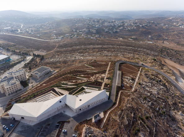 Architektur, Baunetz, Meldungen, Projekte, Pal�stina, Birzeit, Naher Osten, Heneghan Peng Architects, The Palestinian Museum, Westbank, Landschaft, Terrassen, Kaskade, Stufen, Feldstein, agricultural heritage, Amphitheater