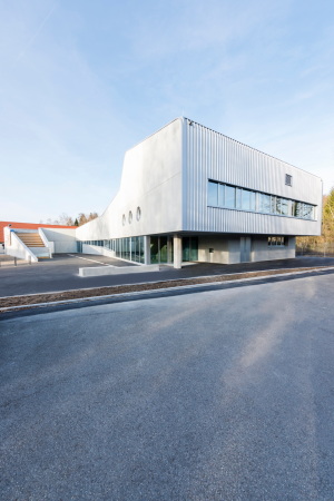 Baunetz, Meldungen, Architektur, architecture, Biberach, i+R Industrie- und Gewerbebau, Jugendzentrum, Jugendhaus, Freizeit, Beteiligung, Jugendliche, Holz, Beton, Asymetrie, Terrasse, Simon Gallus, Beat Schiltknecht