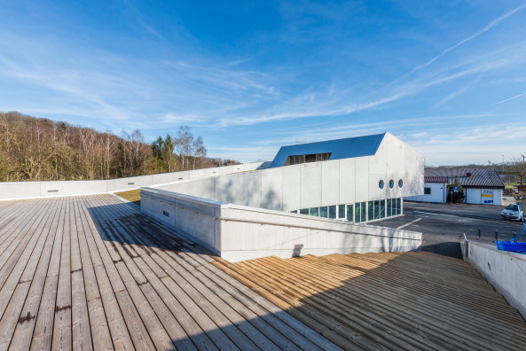 Baunetz, Meldungen, Architektur, architecture, Biberach, i+R Industrie- und Gewerbebau, Jugendzentrum, Jugendhaus, Freizeit, Beteiligung, Jugendliche, Holz, Beton, Asymetrie, Terrasse, Simon Gallus, Beat Schiltknecht